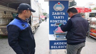 Akdeniz Belediyesi zabıta ekipleri pazar yerini denetledi