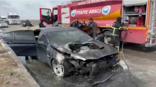 Aksarayda seyir halindeki otomobilde yangın