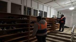 Aksarayda teravih namazına camiye gelen çocuklara ayakkabıda harçlık sürprizi