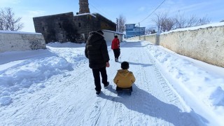 Akyakada çocuklar kızaklarla kayarak karın tadını çıkardı