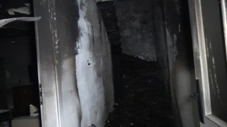 Alanyada 5 katlı binanın çatı katında çıkan yangın yürekleri ağıza getirdi