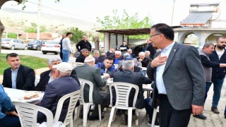 Alaşehirde Başkan Öküzcüoğlu ve muhtar küskün aileleri barıştırdı