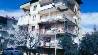 Alevlerin arasından kurtarılan ana oğul evsiz kaldı