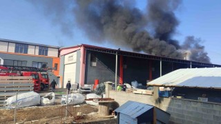 Alüminyum fabrikasında çıkan yangın söndürüldü