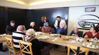 Alzheimer hastaları sosyalleşiyor
