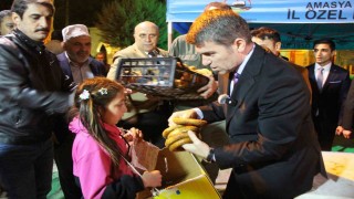 Amasyada halka bin simit dağıtan Vali Önder Bakan, simitçi çocukların da tüm simitlerini satın aldı
