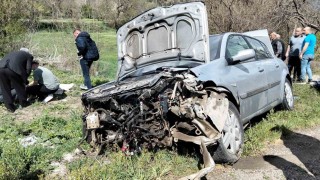 Amasyada otomobil bariyerlere çarptı: 2 yaralı