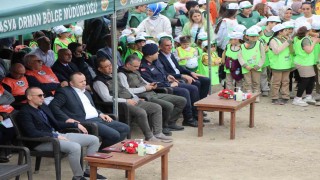 Amasyada protokol koltuklarda oturdu, öğrenciler ayakta bekleyip diz çöktü