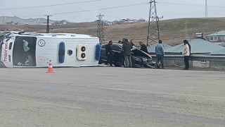 Ambulansla otomobil çarpıştı: 5 yaralı