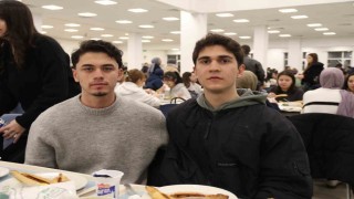 Anadolu Üniversitesi Rektörü Adıgüzel 4 bine yakın öğrenci ile iftar yaptı