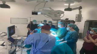 Anne karnında ölen ve yaşayan kardeşler doğum olana kadar birlikte kalacak