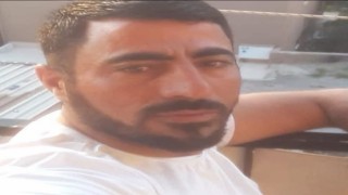 Annesini arabada birlikte yakaladığı adamı kamayla öldürdü