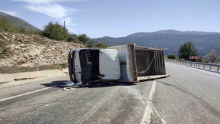 Antalyada inşaat malzemesi yüklü kamyonet devrildi: 2 yaralı