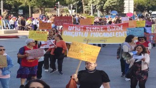 Antalyada kadınlar 8 Mart için yürüdü