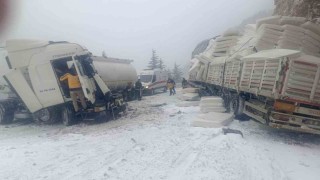 Antalyada tır ile tanker çarpıştı: 1 yaralı