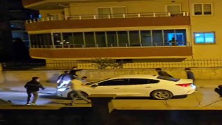 Arabayla gelip, tekme tokat birbirlerine girdiler