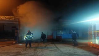 Araç yedek parçası satan işletmede çıkan yangın söndürüldü