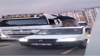 Aracın tavanına çıkıp tırcıyı darbettiler; o anlar kamerada