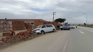 Aracıyla tuğla fabrikasına girdi: 3 yaralı