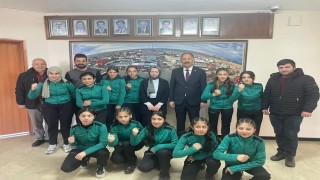 Arpaçay şampiyonları başkan Elmayı ziyaret etti