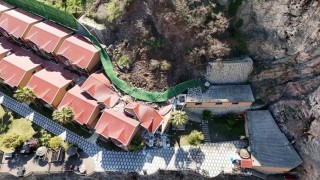 Artvinde bir otelin istinat duvarı çöktü: 1 yaralı