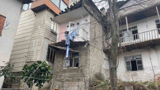 Artvinde çamaşır asmaya çıktığı balkon çökünce yaralandı