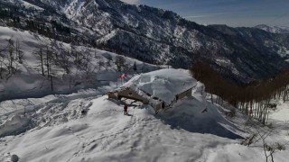 Artvinde çığın düştüğü Macaheldeki Karayolları bakım onarım tesislerine ekipler ulaştı