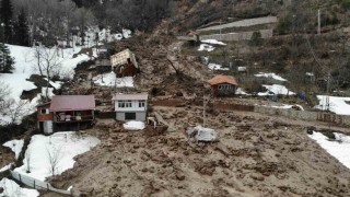 Artvinde heyelanda bir ev takla atarak devrildi, o anlar cep telefonu kamerasına yansıdı