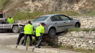 Asılı kalan otomobilini polislerin yardımıyla kurtardı