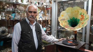 Asırlık gramofonlara gözü gibi bakıyor