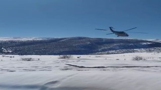 Askeri helikopter çiftçi için kalktı, karlı bölgeye yem indirdi