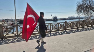 Askeri üniforma ve bayrakla İstanbuldan Çanakkaleye yürüyor