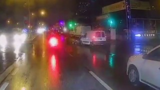 Ataşehirde aracın 2 yayaya çarptığı an kamerada