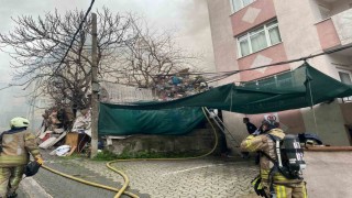Ataşehirde gecekondu alev alev yandı