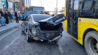 Avcılarda otomobil önce İETT otobüsüne sonra bariyerlere çarptı: 2 yaralı