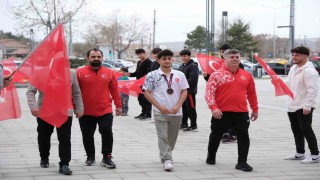 Avrupa üçüncüsü güreşçiye coşkulu karşılama