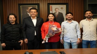 Avrupa üçüncüsü Hatice Nur Sarı, davul zurna eşliğinde karşılandı