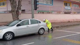 Aydında arızalanan araca polis yardımı