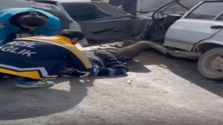 Aydında iki araç kafa kafaya çarpıştı 3 yaralı
