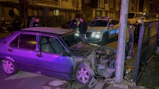 Aydınlatma direğine çarpan alkollü sürücü hurdaya dönen araçtan yara almadan çıktı