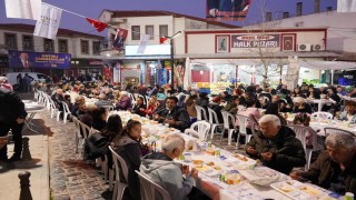 Ayvalıkta iftara binlerce kişi katıldı