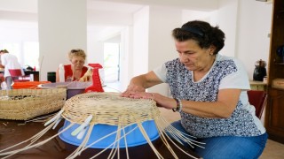 Ayvalıkta mahalle evlerinde üretilenler ilgi görüyor