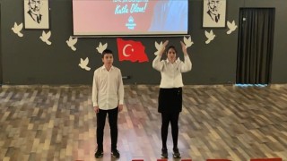 Ayvalıkta öğrenciler İstiklal Marşını işaret diliyle seslendirdiler