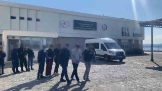 Ayvalıkta Sahil Güvenlik ekipleri göçmen kaçakçılarını kıskıvrak yakaladı