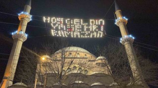Baba ve oğul 106 yıllık Reşadiye Camiine Ramazan mahyası astılar