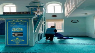 Babaeskide gönüllü üniversiteliler cami temizliği yaptı