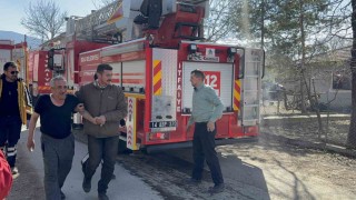 Baca yangını az kalsın evi yakıyordu: Muhtar dumandan etkilendi