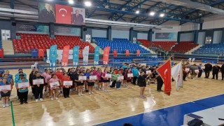 Badminton müsabakaları 18 takımın katılımıyla başladı