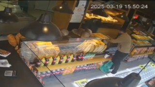 Bağış kumbarasını çalan şahıs kameraya yakalandı