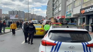 Bahçelievlerde taksiye binmek üzereyken motosiklet çarptı, talihsiz kadın hayatını kaybetti